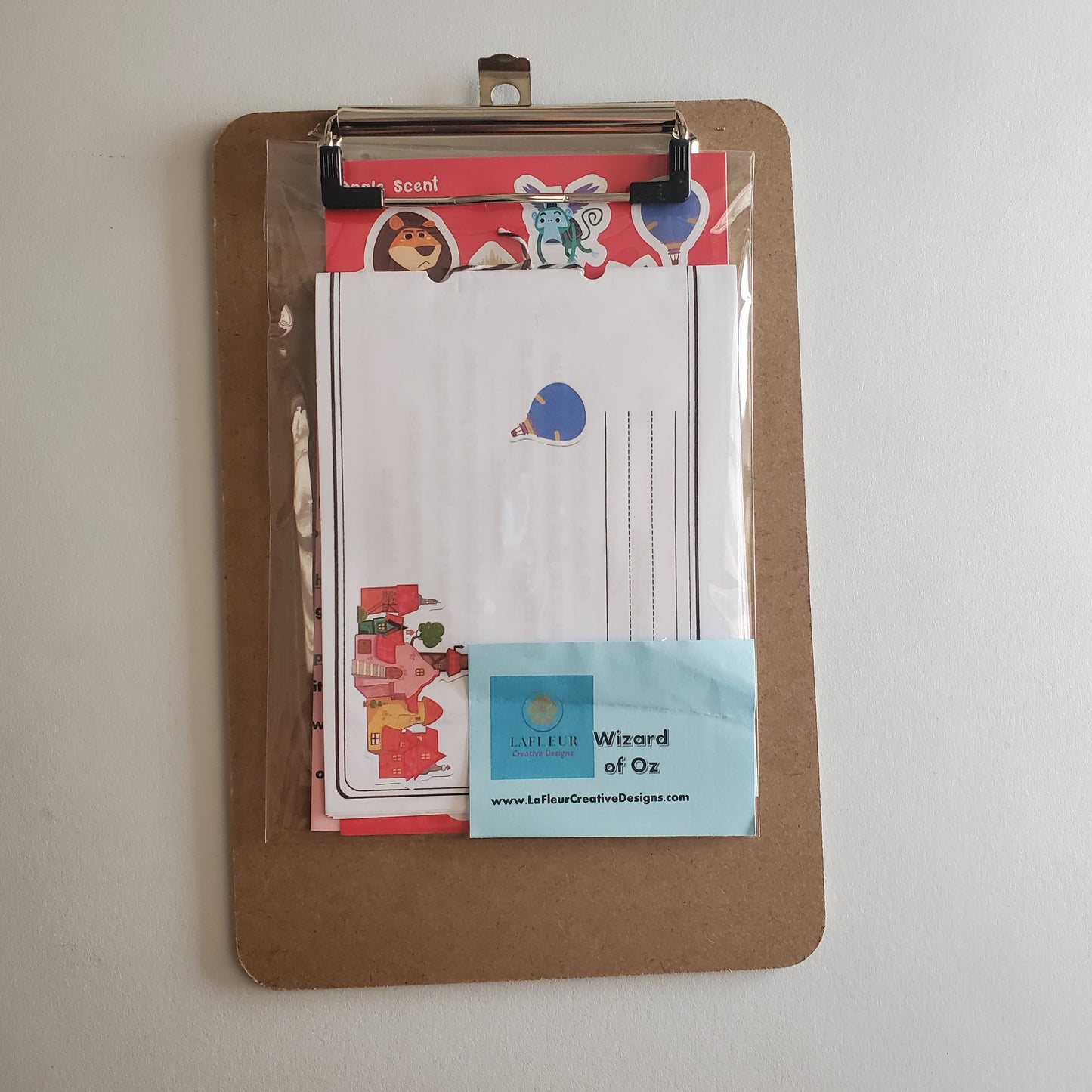 Busy Kits for Kids - Wizard of Oz Storybook - Apple Scratch and Sniff - Clipboard
